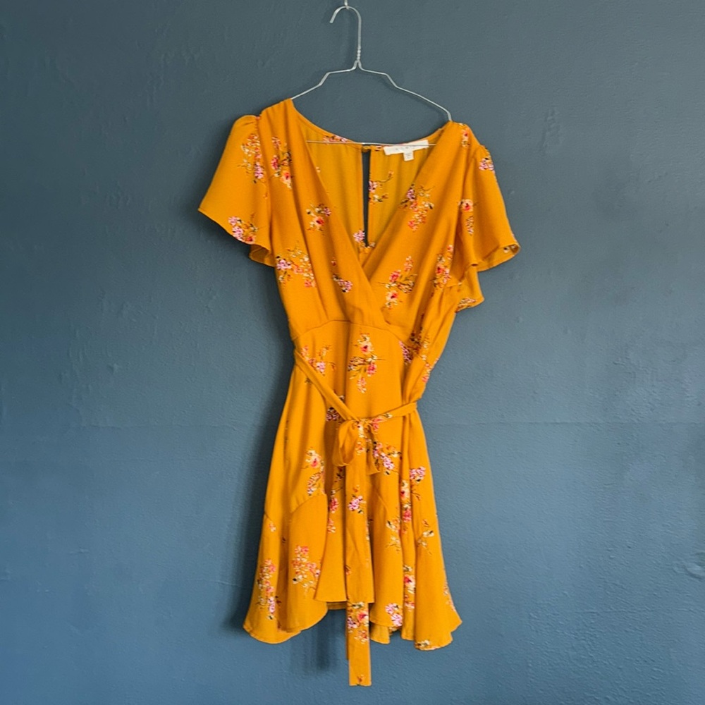 ROW A LARGE POLYESTER YELLOW DRESS WITH FLORAL PATTERN